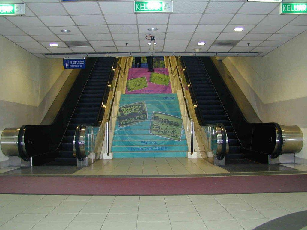 MACscreen 8129 R + 8199 P - NOKIA - train station stairs004.jpg