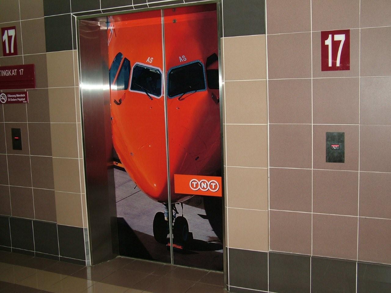 macal 8128 p - _tnt courier_ lift (w_w advertising sdn. bhd. - malaysia)003.jpg
