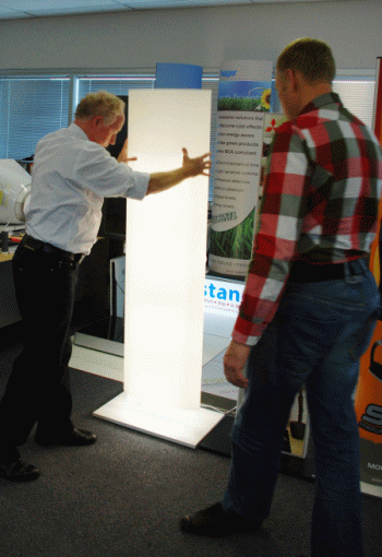 2stand_lite1350.gif