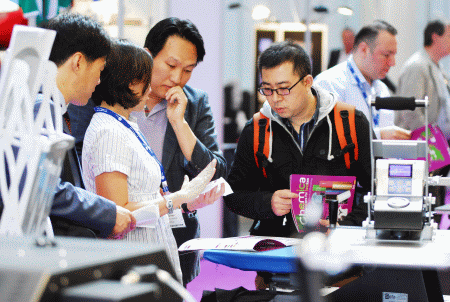 Visitors_to_a_FESPA_Exhibition