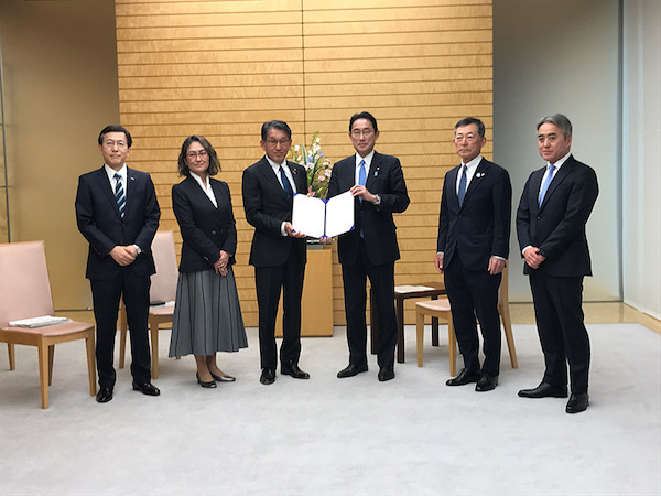 Jake Yamashita handing the proposal to Prime Minister of Japan 800x600