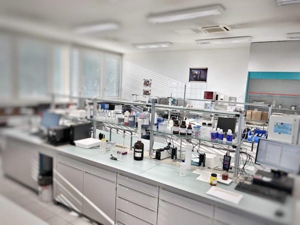 Lab-Elvajet-Topaz-800x600.jpg