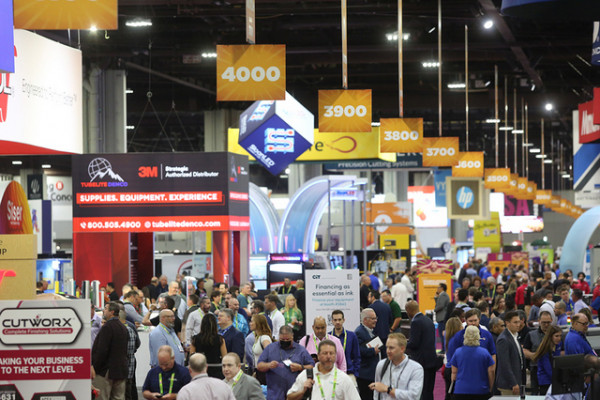 ISA Sign Expo Wednesday Crowds fill 600x400