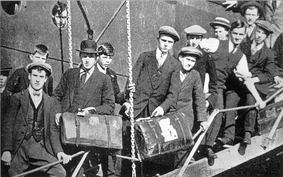 Immigration young migrants arriving in australia