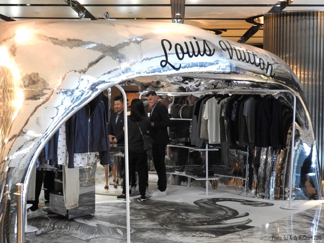 Massivit LouisVuiton popup 3D