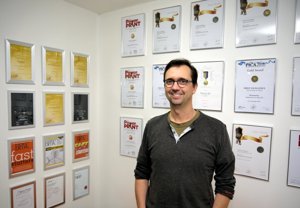 Momento GeoffHunt with Awards