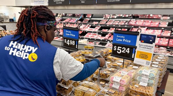 Walmart associate scanning products tagged with Avery Dennison RFID enabled labelsjpg